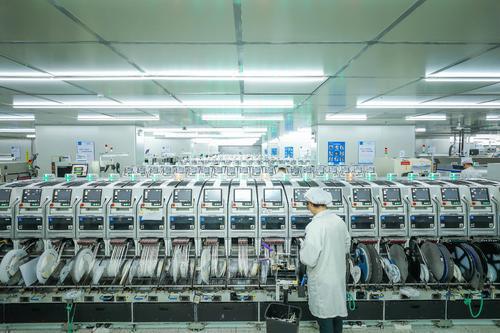 解鎖新技能 vivo升降式攝像頭竟能擰開瓶蓋，網(wǎng)友直呼太彪悍